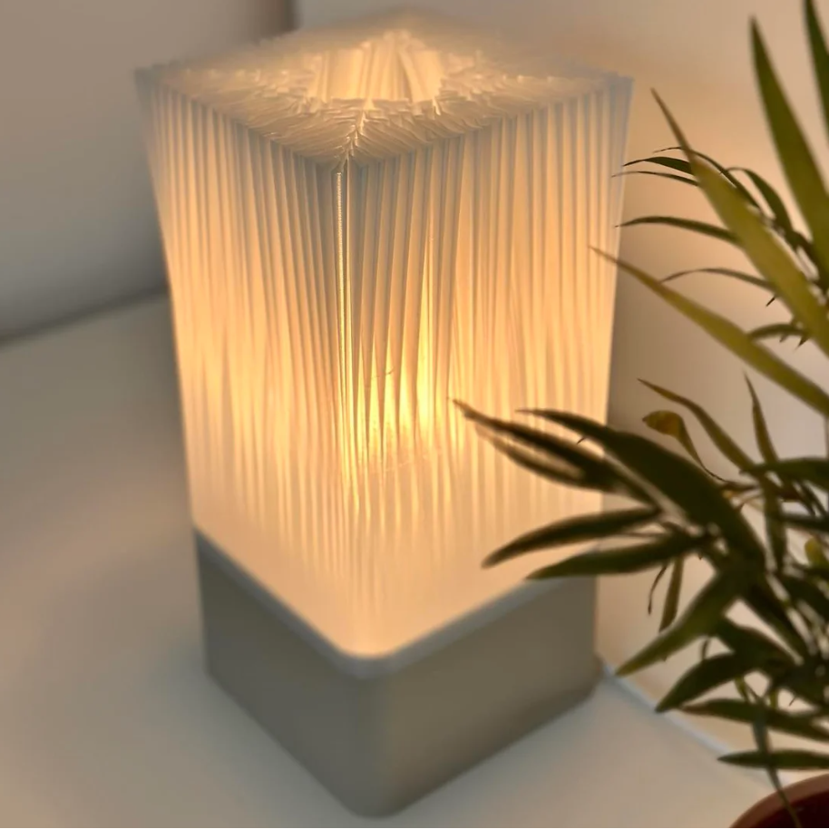 3D-gedruckte Tischlampe – Geripptes PLA Design